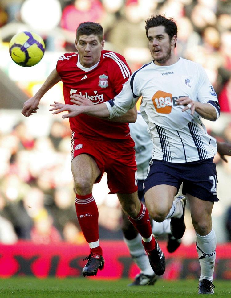 kaptajnen. Liverpools anfører Steven Gerrard (tv) spillede en solid kamp mod Bolton efter en bleg indsats mod Wolves tidligere på ugen. 