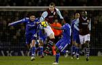 stilforskel. Det var råstyrken mod det polerede spil, da Burnley hjemme tog imod topholdet Chelsea. 