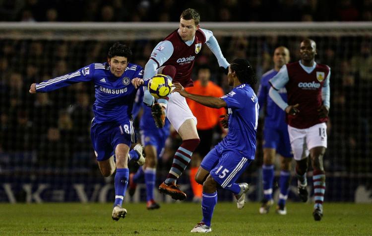 stilforskel. Det var råstyrken mod det polerede spil, da Burnley hjemme tog imod topholdet Chelsea. 