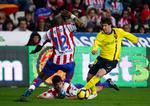 snurrig. Lionel Messi (th) spillede igen en stor kamp for Barcelona, der vandt knebent mod Sporting Gijon. 