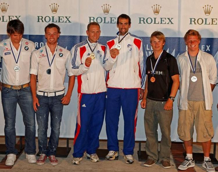 medaljer. World Cup-bronzemedaljerne er den hidtil bedste præstation for Jonathan Bay og Simon Karstoft (yderst til højre). Foto: Rolex / Dan Nerney 