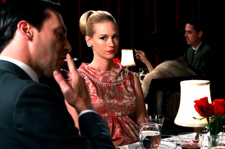 casanova. På trods af, at hovedpersonen Don Draper har en smuk hustru, så har han voldsomt travlt med at forlyste sig med andre kvinder. Og det er en central konflikt i 'Mad Men' lige fra første afsnit. 