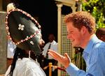 prinsebesøg. Prins Harry er i disse dage på besøg hos undersåtterne i Barbados. Her hilser han på en musiker i Bridgetown. 