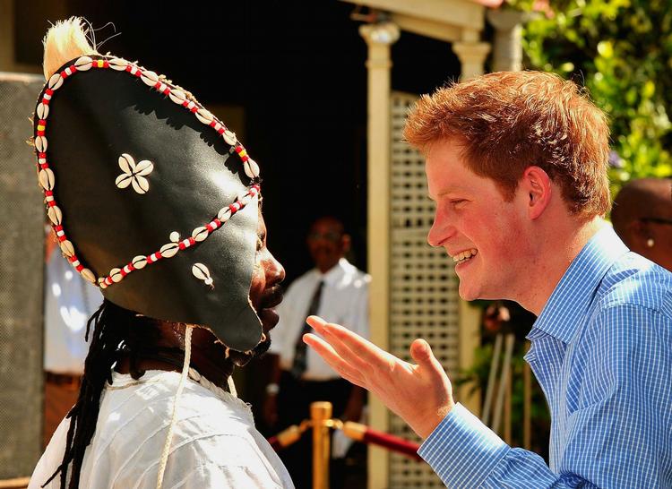 prinsebesøg. Prins Harry er i disse dage på besøg hos undersåtterne i Barbados. Her hilser han på en musiker i Bridgetown. 