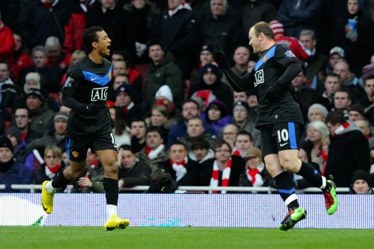 HOPLA. Med næstsidste fod på de første to scoringer havde Nani (tv.) en afgørende rolle i kampen mod Arsenal. hvor Wayne Rooney scorede for tredje kamp i træk. 