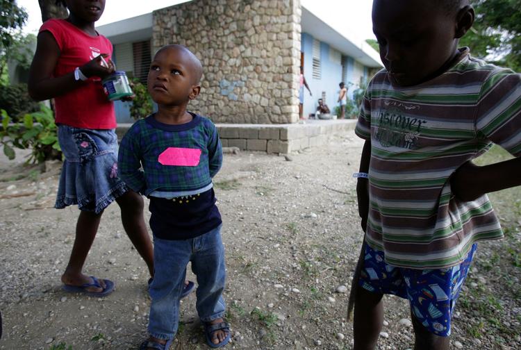 Bortført. Tre af de 33 haitianske børn, som blev forsøgt taget ud af landet, opholder sig nu i en lejr med tilsyn. 