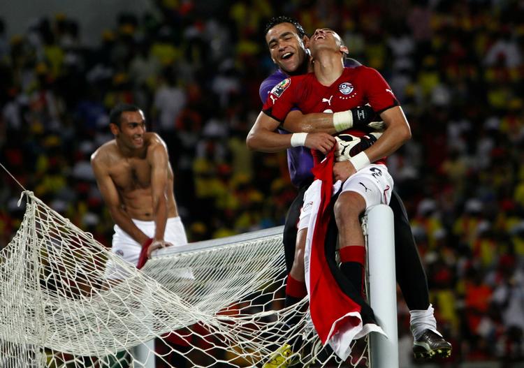 overlækkert. På overliggeren af det ene mål fejrede Mohammed Zidan sin anden finalesejr ved Africa Cup of Nations sammen med den egyptiske målmand Essam El-Hadary. 