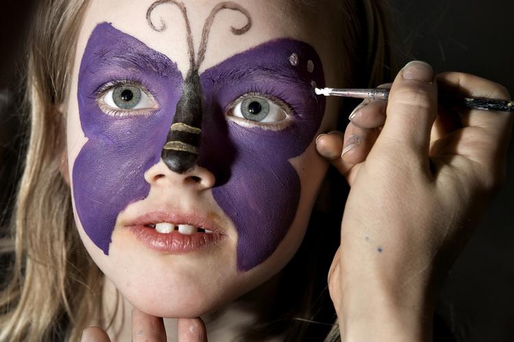 KEMIKALIER. De danske myndigheder fraråder, at man undgår især butyl- og propylparaben til små børn. Så forældre skal se godt efter, når de køber fastelavnssminke til børn. 