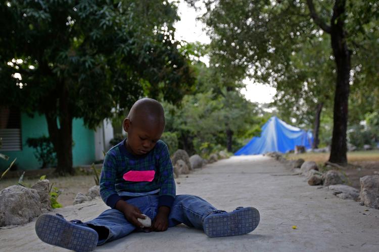 Bortført. En dreng med lyserød tape på blusen, hvor hans navn stod skrevet, da en gruppe amerikanere forsøgte at smugle ham og 32 andre haitianske børn ud af landet. 