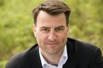 Skærmtrold. Mikael Kamber er kendt som vært på TV 2 Nyhederne og magasinet 'Dags Dato'. I de sidste tre år har han været administrerende direktør og ansvarshavende redaktør på JydskeVestkysten. 
