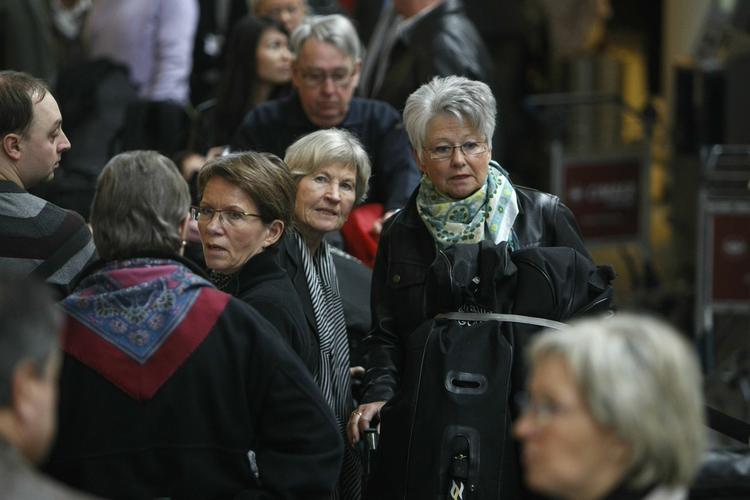 Ventetid. Passagerer venter på deres fly. 