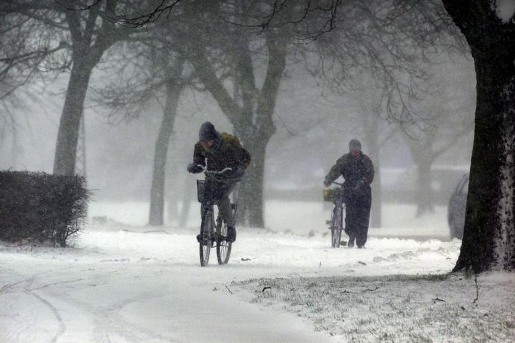 Smatsuppe. Københavnske cyklister er hårdt prøvet folkefærd i disse dage, men hjælpen er på vej i form af tre sneslyngere, der skal fjerne de store snebunker langs cykelstierne. 