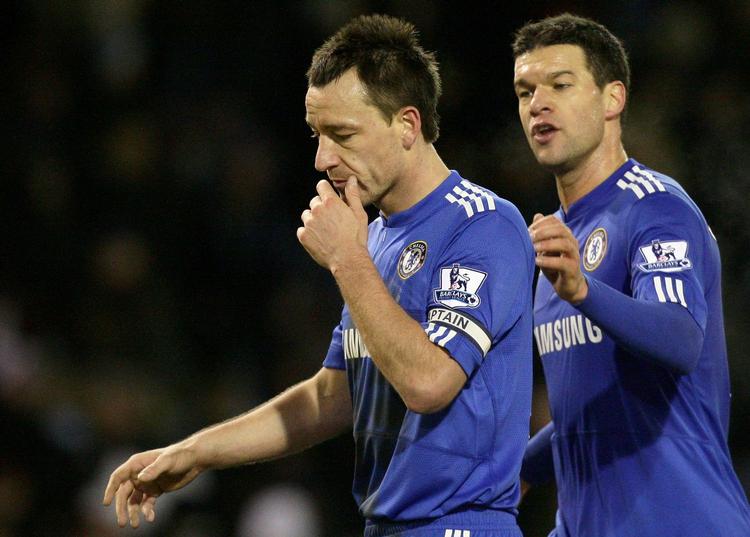 kaptajnen. John Terry (tv) er både anfører for Chelsea og England. Men en udenomsægteskabelig affære kan ødelægge hans rolle på landsholdet. Arkivfoto. 