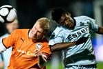 solgt. I de kommende sæsoner er det ikke Henrik Toft, men modstandere i den portugisiske liga, David Addy (tv.) skal kæmpe med. Arkivfoto. 