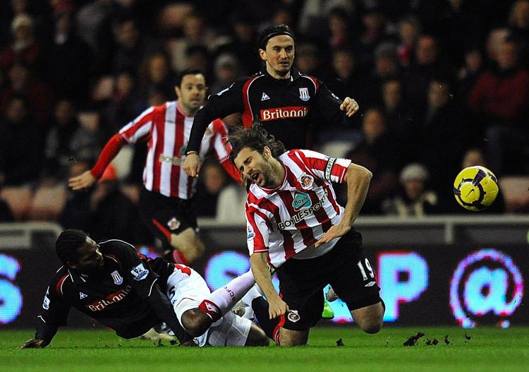 gab. Der var ikke meget at lade sig ophidse over i kampen mellem Sunderland og Stoke. Det skulle da lige være Salif Diaos hensynsløse tackling bagfra af Lorik Cana, der kun udløste en løftet pegefinger fra dommer Howard Webb. 