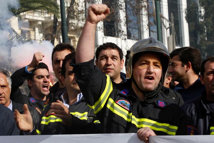 Protest. Foran parlamentet i Athen demonstrerer græske brandmænd mod planer om store offentlige nedskæringer, bl.a. som følge af sparekrav fra EU. Grækenlands regering frygter optøjer under nye store  demonstrationer i næste uge. 