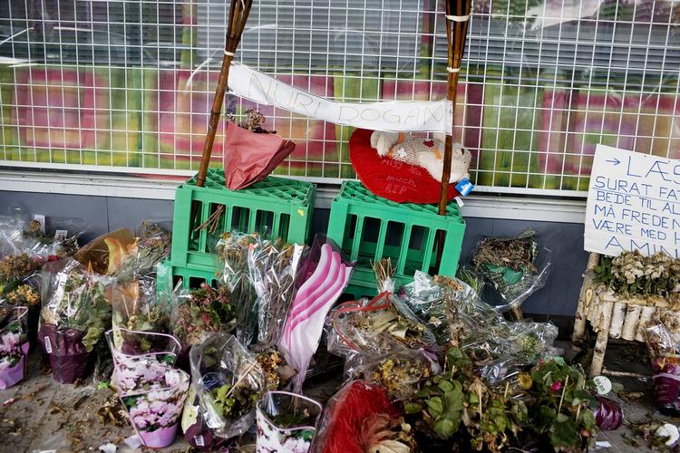 Blomster. Det var mordet på en 19-årig ung mand i Tingbjerg i 2008, som fik bandekonflikten til at eksplodere. 