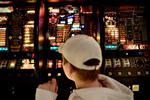 Afhængig. »Det er ligesom med cigaretter. Alle vil holde op, men det er hamrende svært. Men jeg vil gerne stoppe med at spille«, siger en 34-årig kvinde i spillehallen Pitten. 