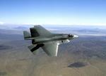 Dyrebar. Forsvarsminister Søren Gade vurderede i 2006, at F-35'eren vil koste 300-400 millioner kroner per fly. I december lød stykprisen på mere en en milliard kroner, da Australien bestilte 14 stykker. (Arkivfoto) 