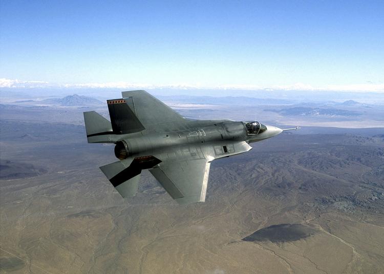 Dyrebar. Forsvarsminister Søren Gade vurderede i 2006, at F-35'eren vil koste 300-400 millioner kroner per fly. I december lød stykprisen på mere en en milliard kroner, da Australien bestilte 14 stykker. (Arkivfoto) 
