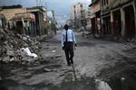 Ødelagt. En mand går på gaden i Port-au-Prince, som ligger i ruiner efter jordskælvet 12. januar. 