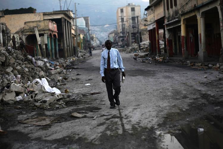 Ødelagt. En mand går på gaden i Port-au-Prince, som ligger i ruiner efter jordskælvet 12. januar. 