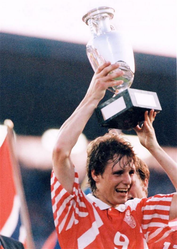 europamester. Flemming Povlsen løfter trofæet efter den danske EM-triumf i 1992. Arkivfoto. 