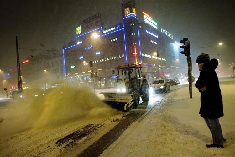 SNERYDNING. Kommunerne kæmper mod snemasserne og -udgifterne. Her ryddes vejene ved Rådhuspladsen i København. Arkivfoto. 