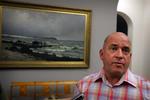 Arrig. Dansk Folkepartis forsvarsordfører Søren Espersen kræver, at Christoffer Guldbrandsen og hans advokat straks offentliggør en lydoptagelse, der tilsyneladende afslører, hvem der lækkede hemmelige oplysninger om Jægersoldaters mission. 