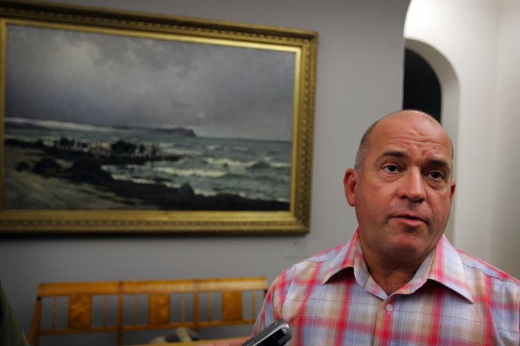 Arrig. Dansk Folkepartis forsvarsordfører Søren Espersen kræver, at Christoffer Guldbrandsen og hans advokat straks offentliggør en lydoptagelse, der tilsyneladende afslører, hvem der lækkede hemmelige oplysninger om Jægersoldaters mission. 