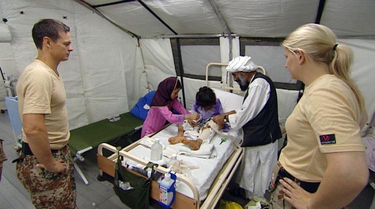 Klædelig alvor. Det handler ganske enkelt om liv og død. Men 'Felthospitalet' slår ikke plat på den kendsgerning. Og forsøger ikke at være en nutidig dokusoap-udgave af komedieserien 'MASH'. Foto: TV 2 og Henrik Ohsten/TV 2