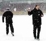 Aflysning. Det er fire år siden, at superligaen sidste var ramt af en aflysning på grund af sneen. FCK'erne brugte dengang tiden på sneboldkamp på Farum Park. Arkvifoto. 