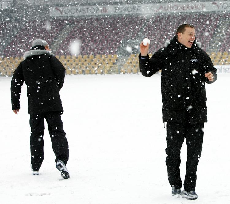 Aflysning. Det er fire år siden, at superligaen sidste var ramt af en aflysning på grund af sneen. FCK'erne brugte dengang tiden på sneboldkamp på Farum Park. Arkvifoto. 