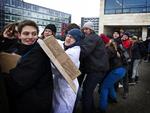 Blokader. De studerende blokerede i går undervisningen i protest mod besparelser - men nu er det slut med blokader på Københavns Universitet for denne gang. 