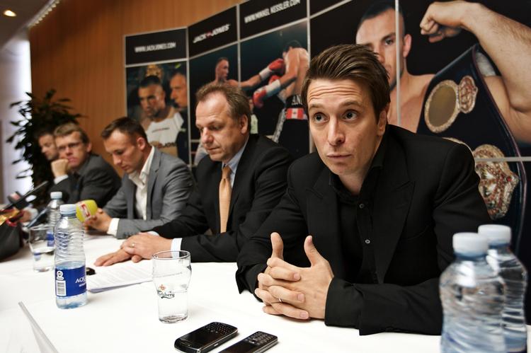 Afvist. Team Sauerland har ikke stjålet Kim Poulsen fra Risum Boxing, fastslår boksestaldens forretningsfører Chris Meyer (nr. 2 fra højre). Arkivfoto. 