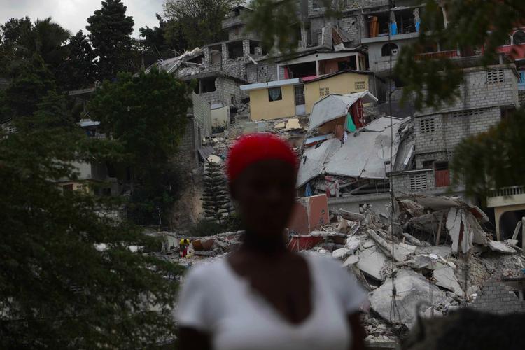 Mistro. Folk på gaden i Port-au-Prince tror ikke på, at Haiti selv kan stå for genopbygningen af landet. 