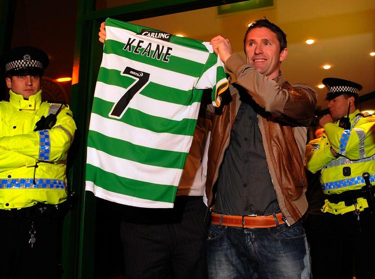 favoritklub. Den irske angriber Robbie Keane skifter til den klub, han holdt med som dreng. I går viste han sin nye trøje frem for tusinder af Celtic-fans i Glagow lufthavn. 