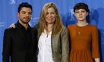Oscar. Lone Scherfig er med i det helt fine selskab, når hendes film 'An Education' 7. marts er med i konkurrencen om en Oscar for 'bedste film'. Her står hun sammen med hovedrolleindehaverne  Dominic Cooper, t.v., og Carey Mulligan th. 