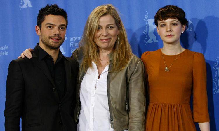 Oscar. Lone Scherfig er med i det helt fine selskab, når hendes film 'An Education' 7. marts er med i konkurrencen om en Oscar for 'bedste film'. Her står hun sammen med hovedrolleindehaverne  Dominic Cooper, t.v., og Carey Mulligan th. 