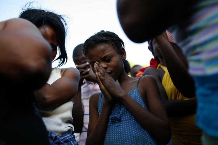Nød. Haitianere beder om bedre tider i Port-au-Prince. Flere haitianere ønsker, at USA overtager styringen med landet. 