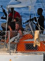 Kapring. Bevæbnede pirater og deres gidsler fotograferet af franske soldater i Adenbugten ved Somalia. 