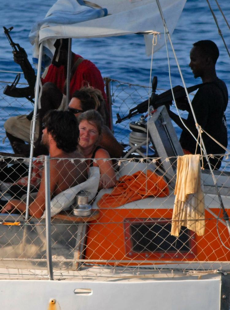 Kapring. Bevæbnede pirater og deres gidsler fotograferet af franske soldater i Adenbugten ved Somalia. 