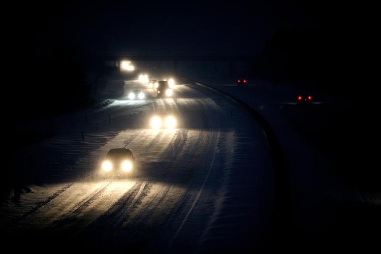 glatføre. Sneplagede trafikanter på Sydmotorvejen. 
