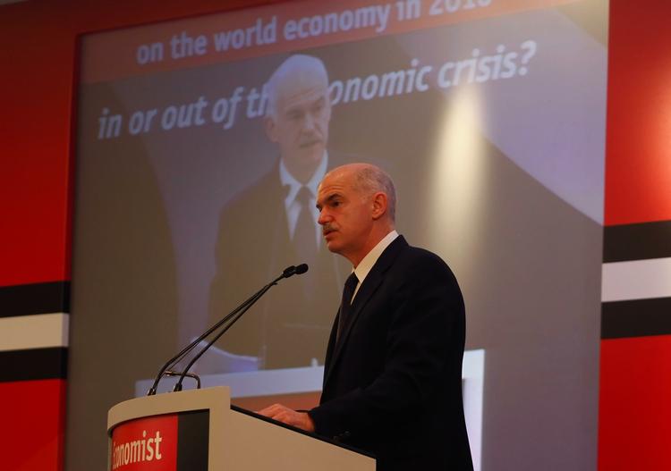 Nedtur. Den græske premierminister George Papandreou fortæller ved en pressekonference, at hans regering nok skal få styr på økonoomien inden 2013. 