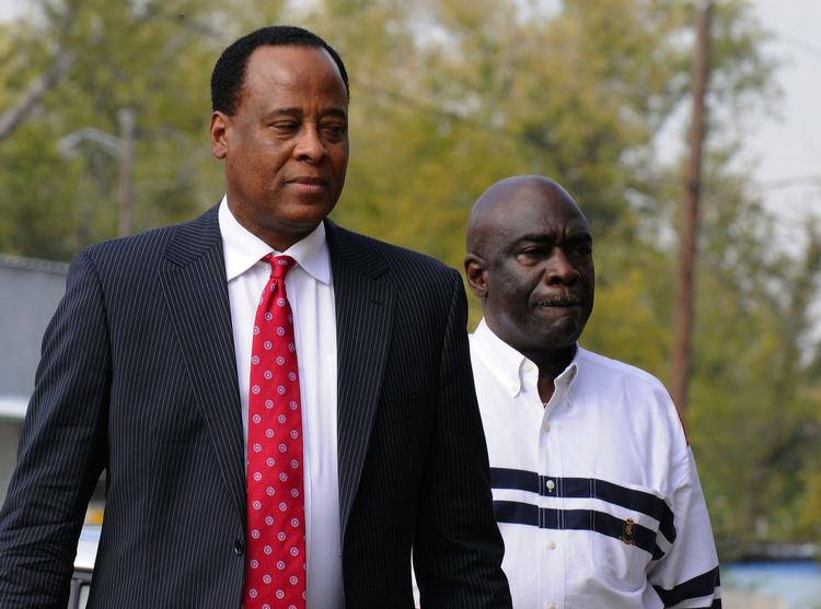 Beskyttet. Conrad Murray fotograferet ved en tidligere lejlighed sammen med sin bodyguard. 