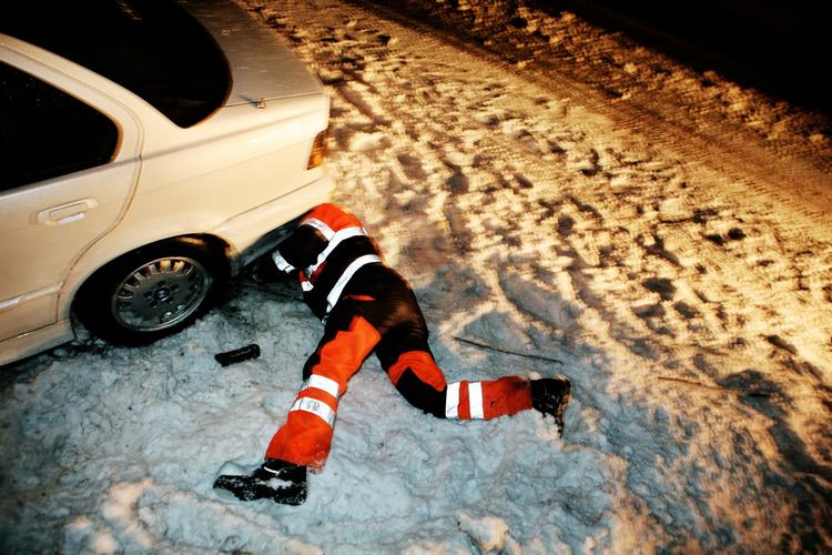 Mange biler er endt i grøften og lastbiler er gledet rundt, men nu får Vejdirektoratet og Falck lige et par døgn at sunde sig i. Her er det Dansk Autohjælp på sydmotorvejen nær Herfølge. 