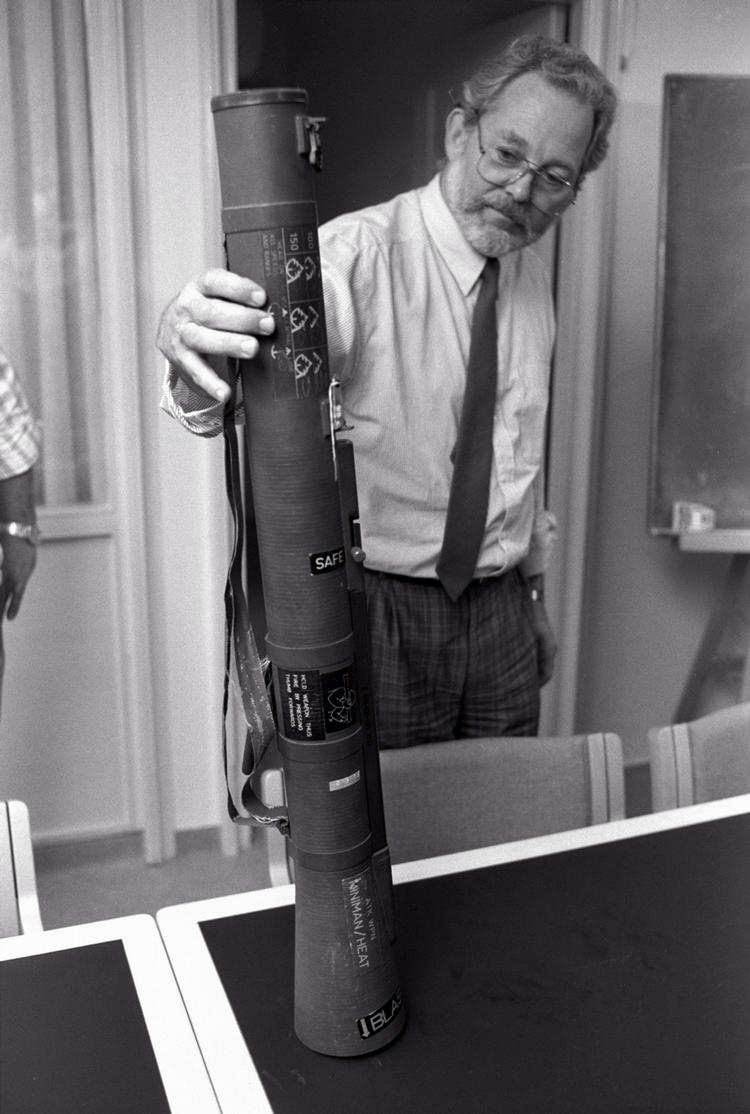 Våbenfund. Jørn Moos med et af de våben, der blev beslaglagt, da Blekingegadebanden blev afsløret i 1989. (Arkivfoto) 