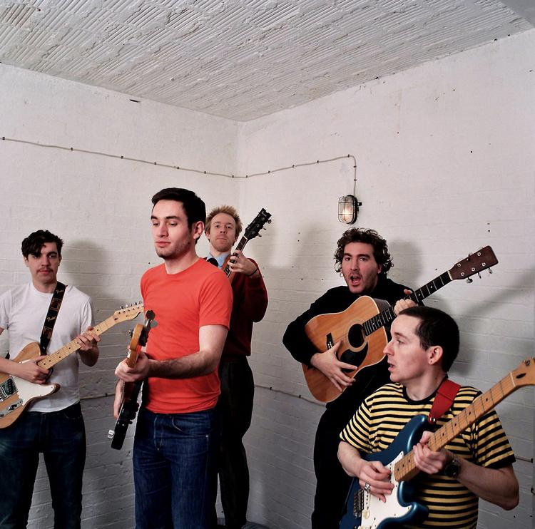 Hot-Pop. De fortrængte guitarrocken fra hitlisterne i 00'erne med deres lette, elektroniske, legesyge musik. Nu er Hot Chip klar med en ny skive med synthesizerpop - og lidt guitar. PR-foto 