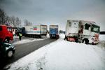 UHELD. Lastbiler i grøften spærrer for Køge Bugt-motorvejen. 
