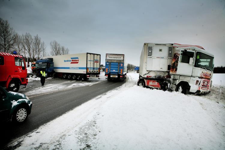 UHELD. Lastbiler i grøften spærrer for Køge Bugt-motorvejen. 